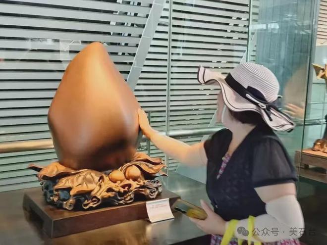成交太像了！网友：捡大漏了！球王会体育一个石头寿桃14万(图4)