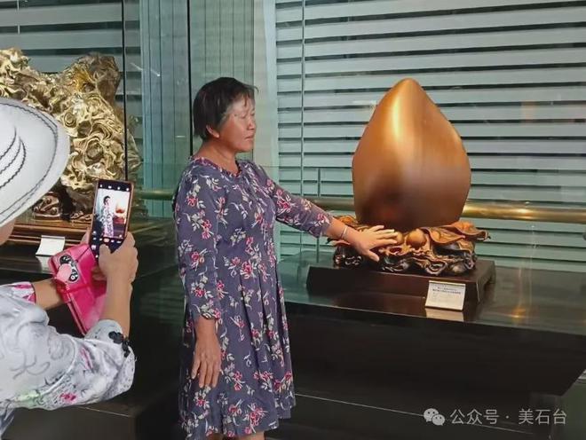 成交太像了！网友：捡大漏了！球王会体育一个石头寿桃14万(图6)